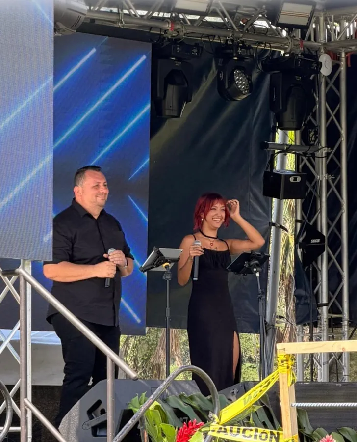 Duo Skala cantando en vivo sobre el escenario con pantalla LED