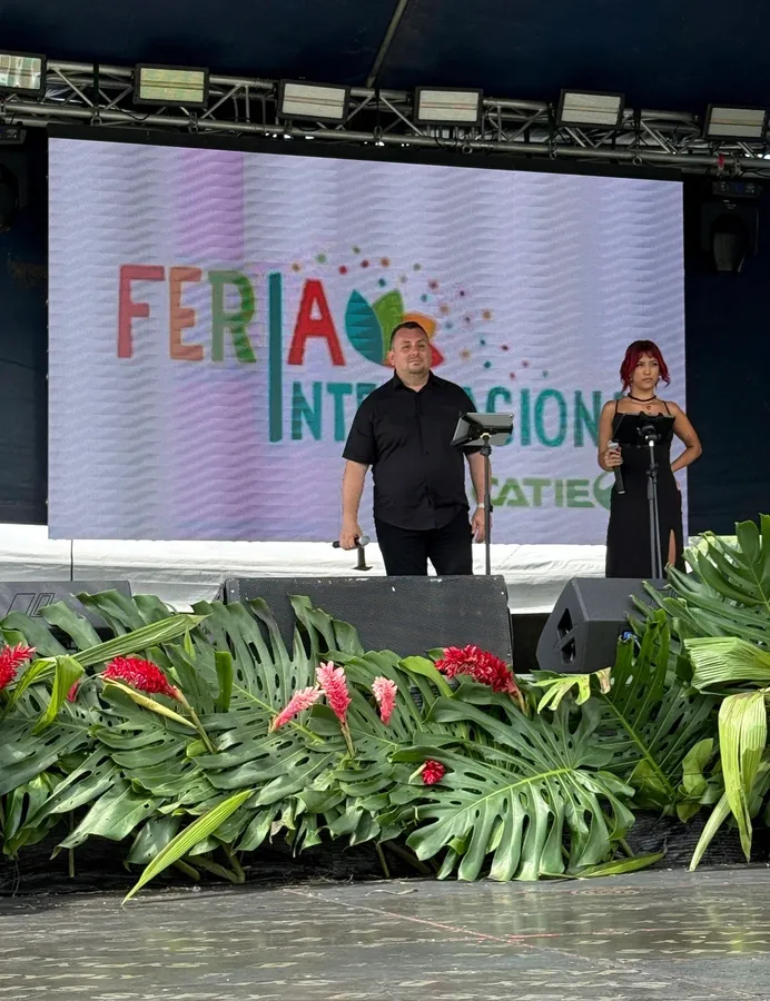 Duo Skala presentándose en la Feria Internacional del CATIE