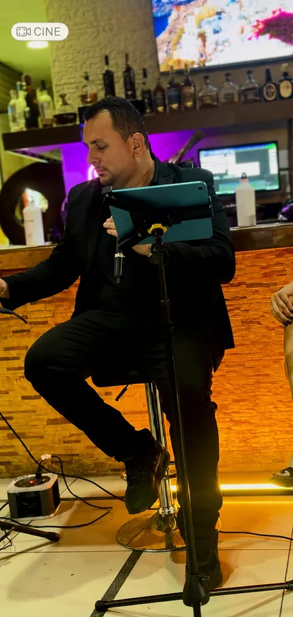 Leonardo de Duo Skala cantando en vivo en un bar