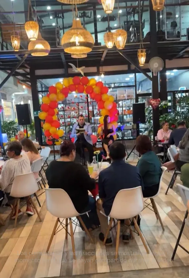 El dúo SKALA frente al público en un restaurante